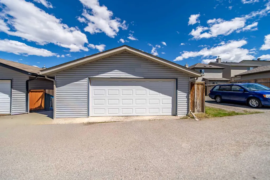 131 Everglen Rise SW Calgary AB T2Y4Z2