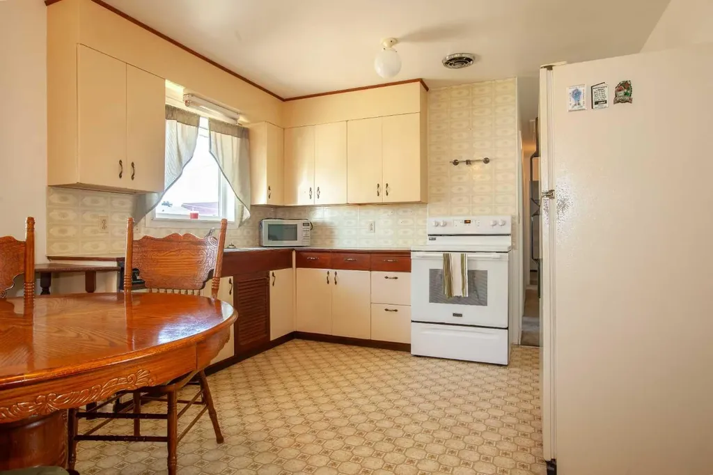 5114 47 Avenue W Mayerthorpe AB T0E1N0