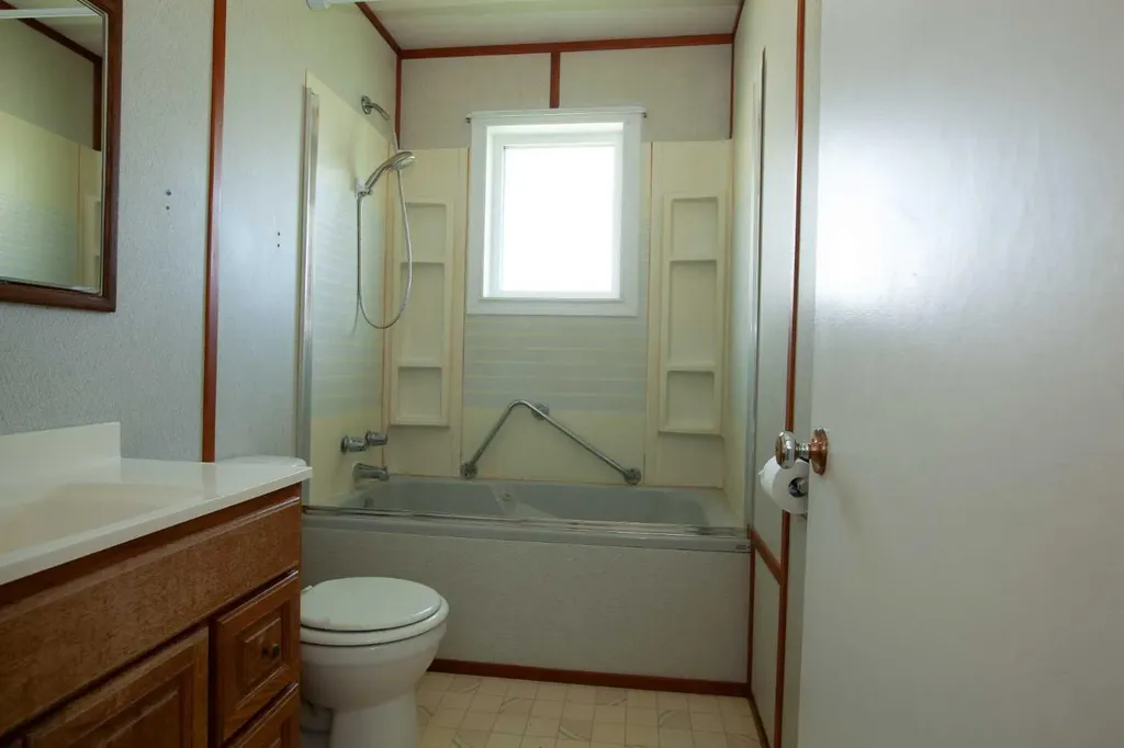 5114 47 Avenue W Mayerthorpe AB T0E1N0