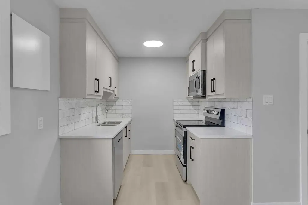 8112 36 Avenue NW Calgary AB T3B 3P3