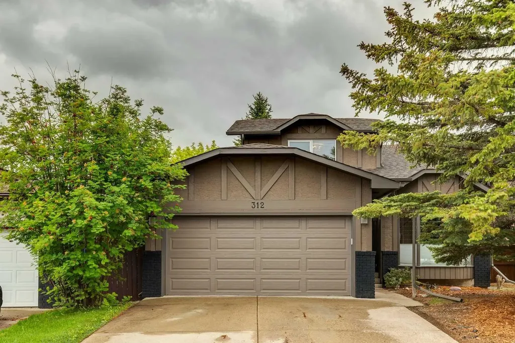 312 Shawcliffe Circle SW Calgary AB T2Y 1A4