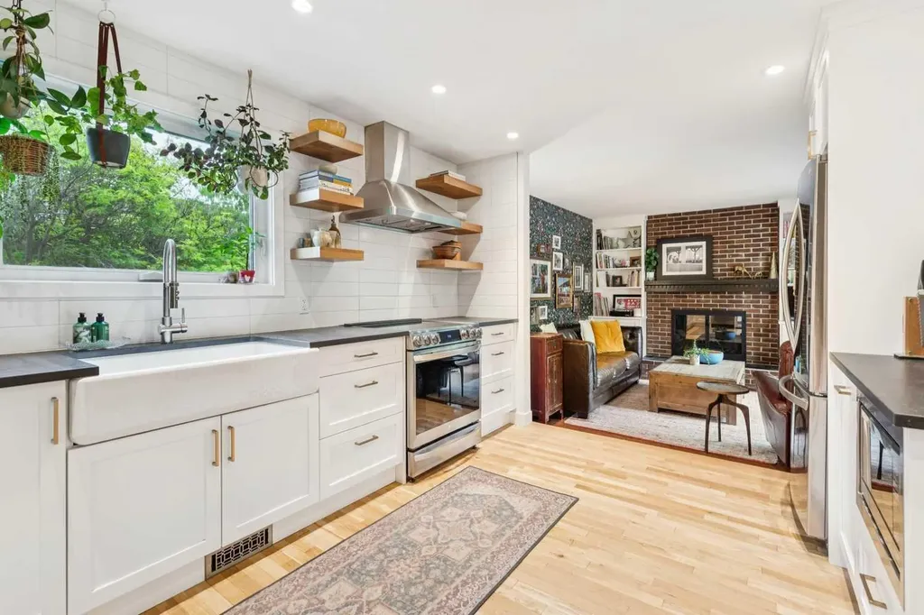 312 Shawcliffe Circle SW Calgary AB T2Y 1A4
