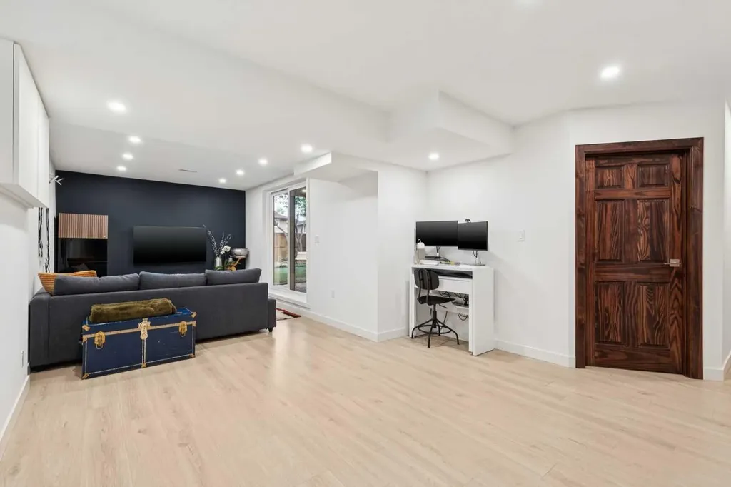 312 Shawcliffe Circle SW Calgary AB T2Y 1A4