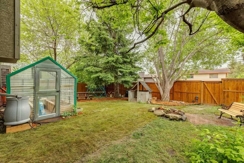 312 Shawcliffe Circle SW Calgary AB T2Y 1A4