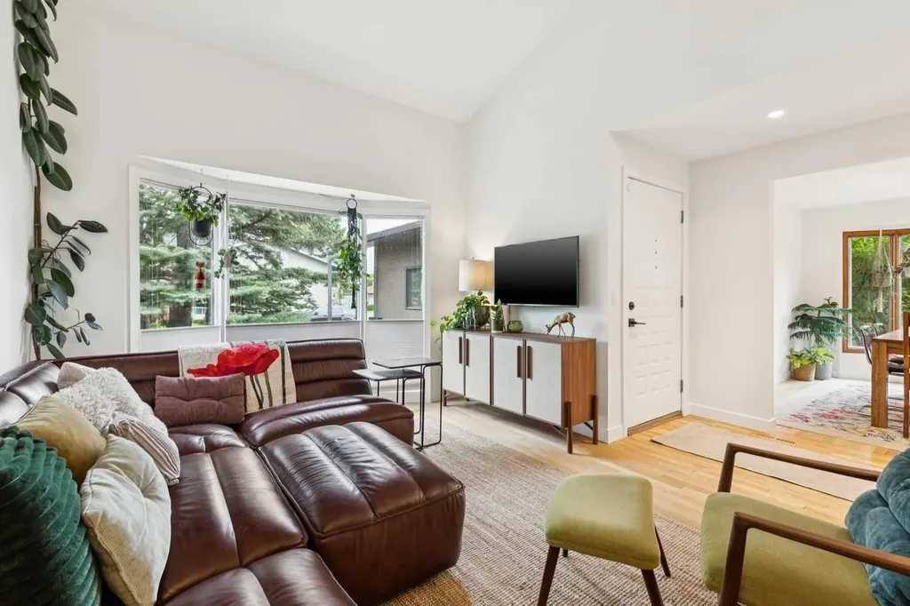 312 Shawcliffe Circle SW Calgary AB T2Y 1A4