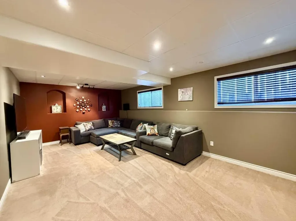 4828 56 Avenue Innisfail AB T4G 1Y7
