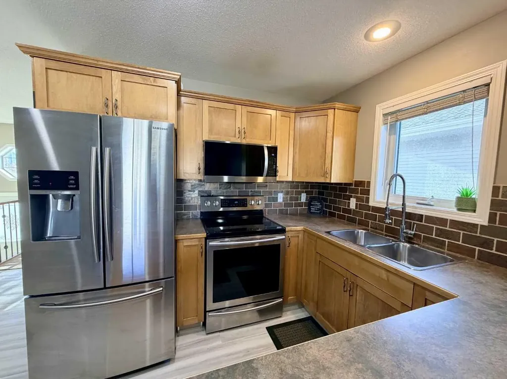 4828 56 Avenue Innisfail AB T4G 1Y7