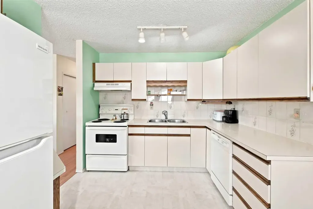 38 Meadowview Close Sylvan Lake AB T4S1J2