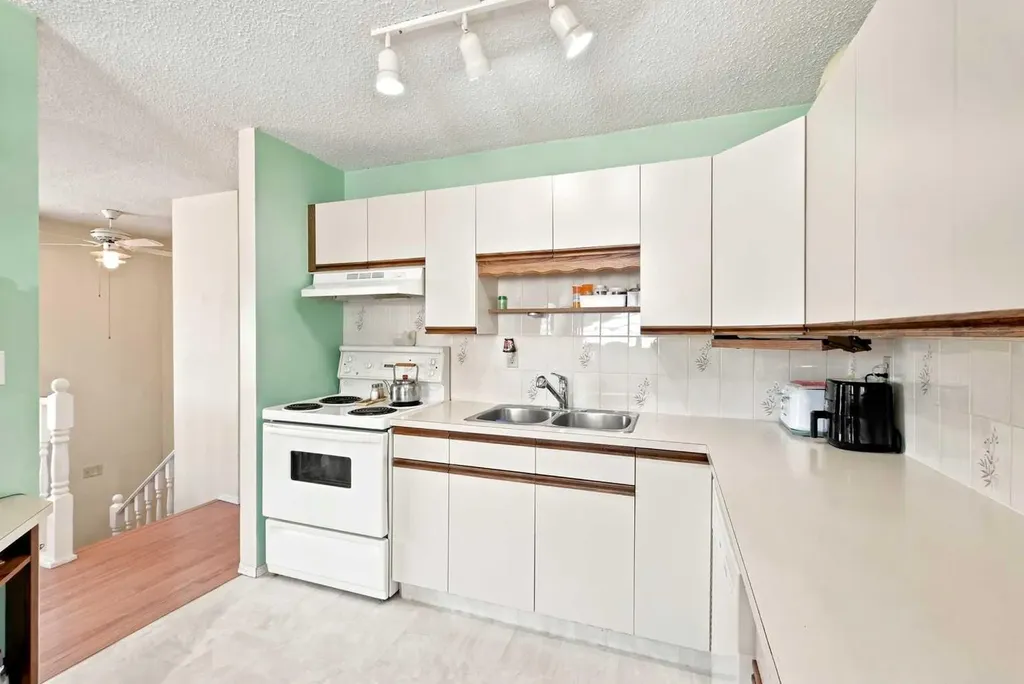 38 Meadowview Close Sylvan Lake AB T4S1J2