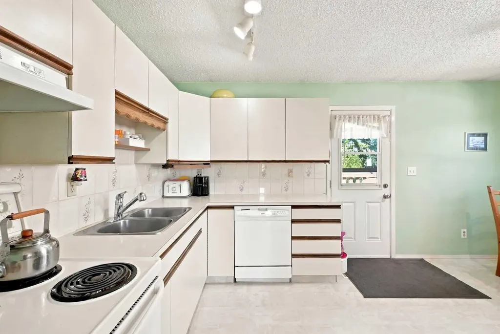 38 Meadowview Close Sylvan Lake AB T4S1J2