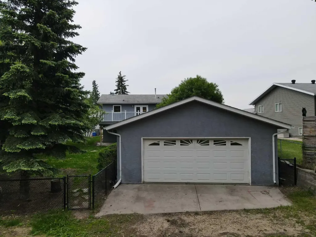 193 Park Drive Whitecourt AB T7S 1R3