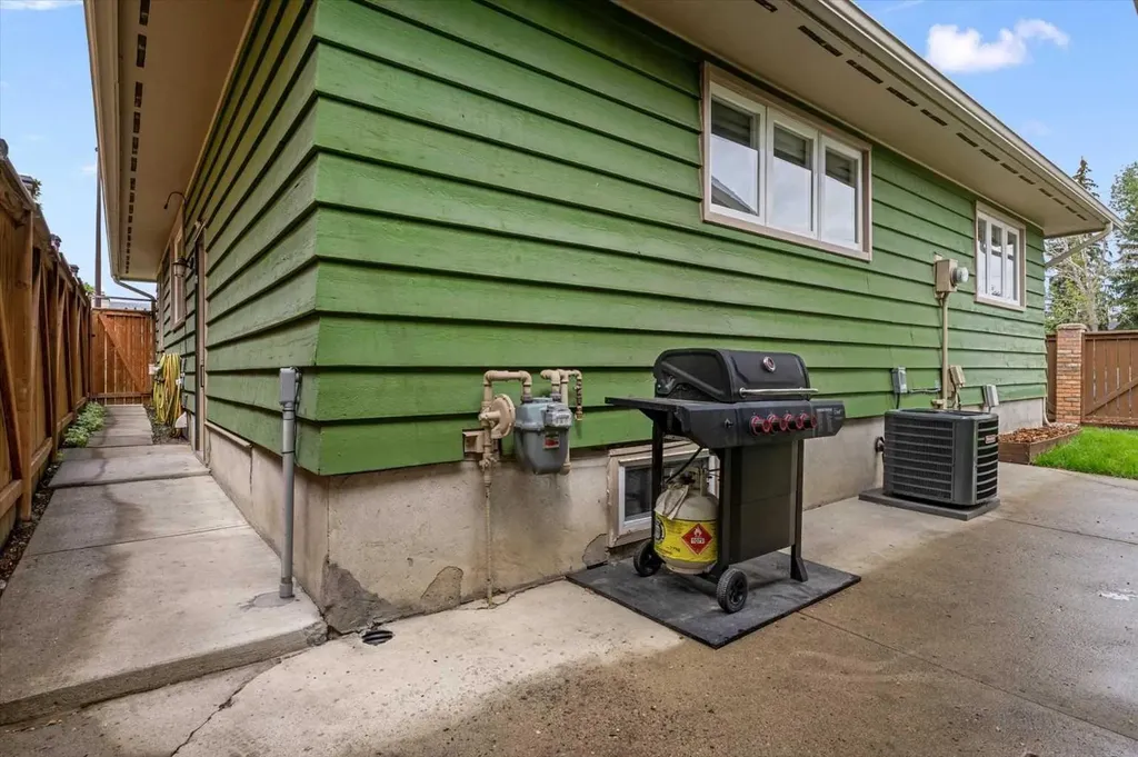 96 Sunhurst Road SE Calgary AB T2X 1V8