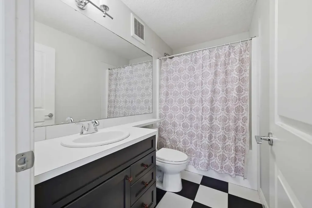 136 Stonemere Close Chestermere AB T1X0C4