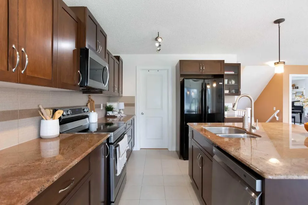2 Kingston View SE Airdrie AB T4A 0K4