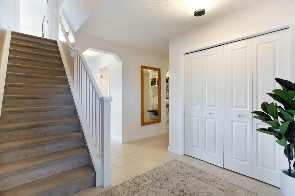2 Kingston View SE Airdrie AB T4A 0K4