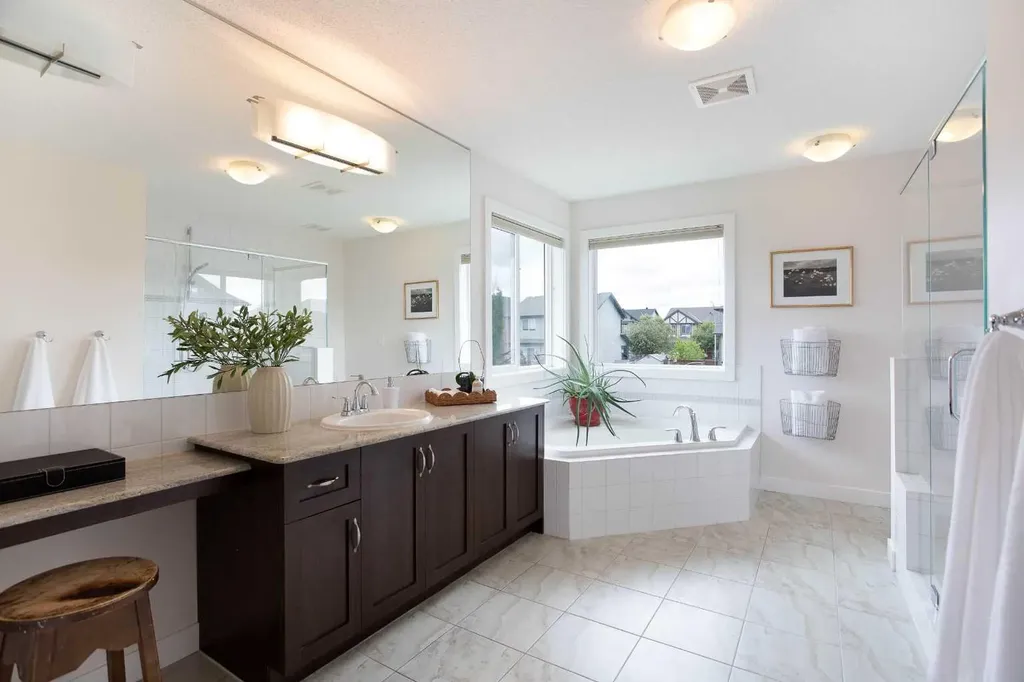 2 Kingston View SE Airdrie AB T4A 0K4