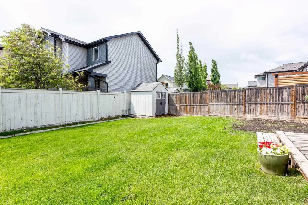 2 Kingston View SE Airdrie AB T4A 0K4