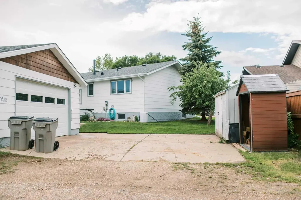 4103 63 Street Stettler AB T4K 1E9