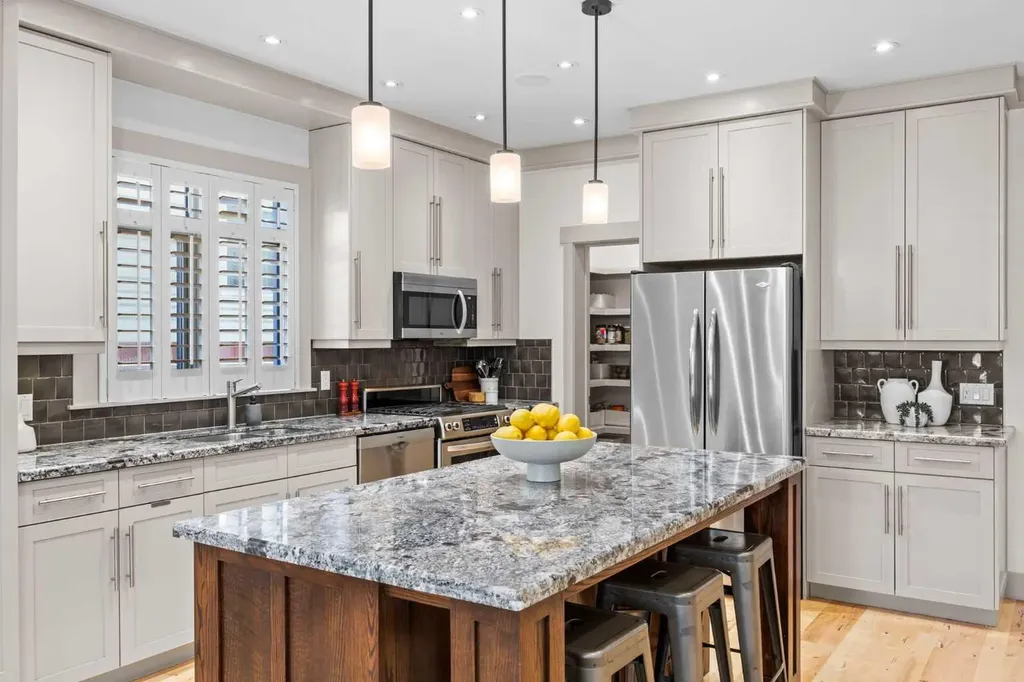 211 32 Avenue NW Calgary AB T2M 2P8