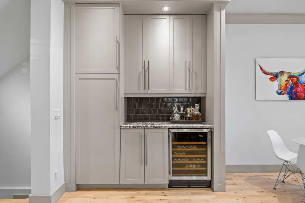 211 32 Avenue NW Calgary AB T2M 2P8