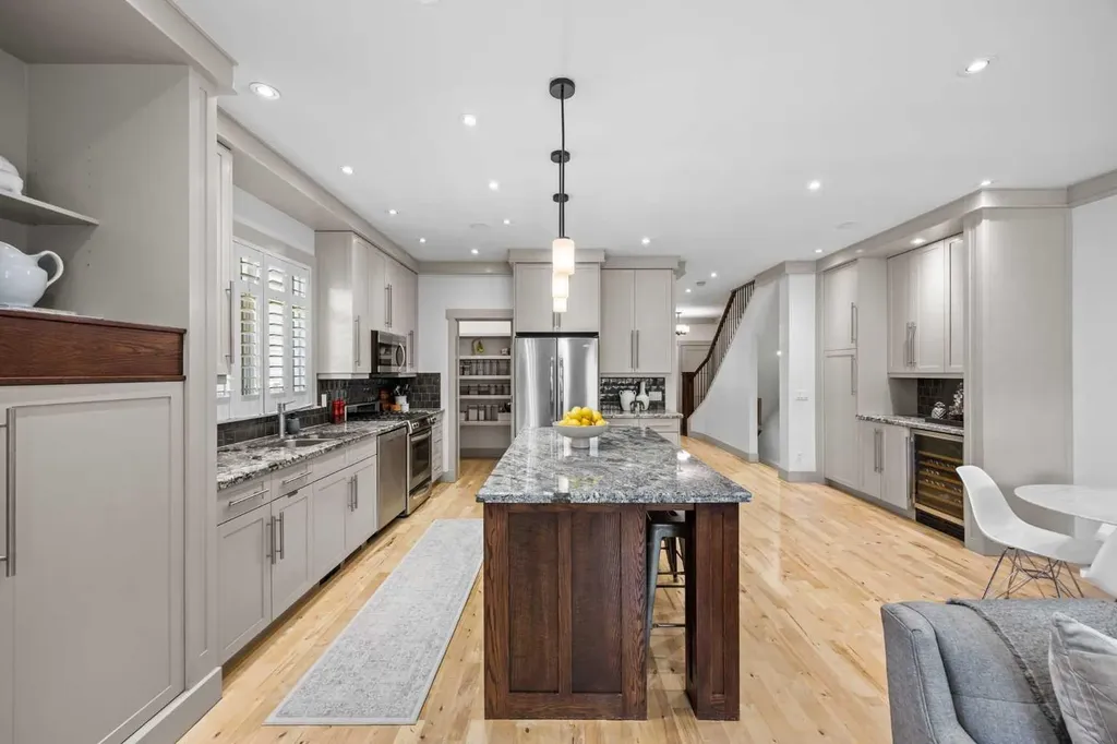 211 32 Avenue NW Calgary AB T2M 2P8
