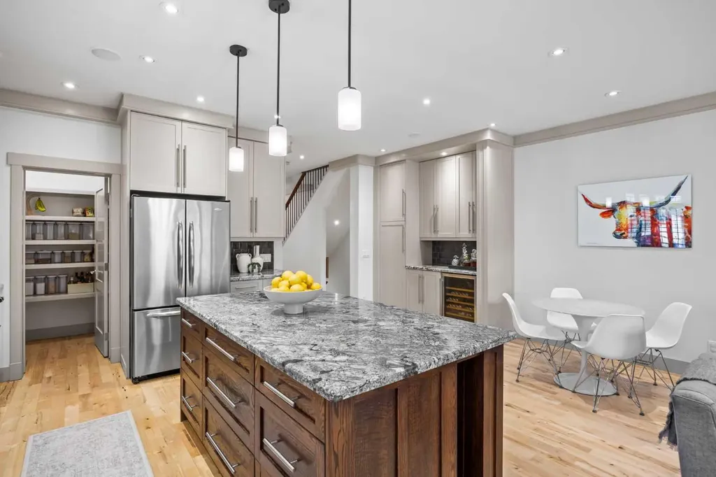 211 32 Avenue NW Calgary AB T2M 2P8