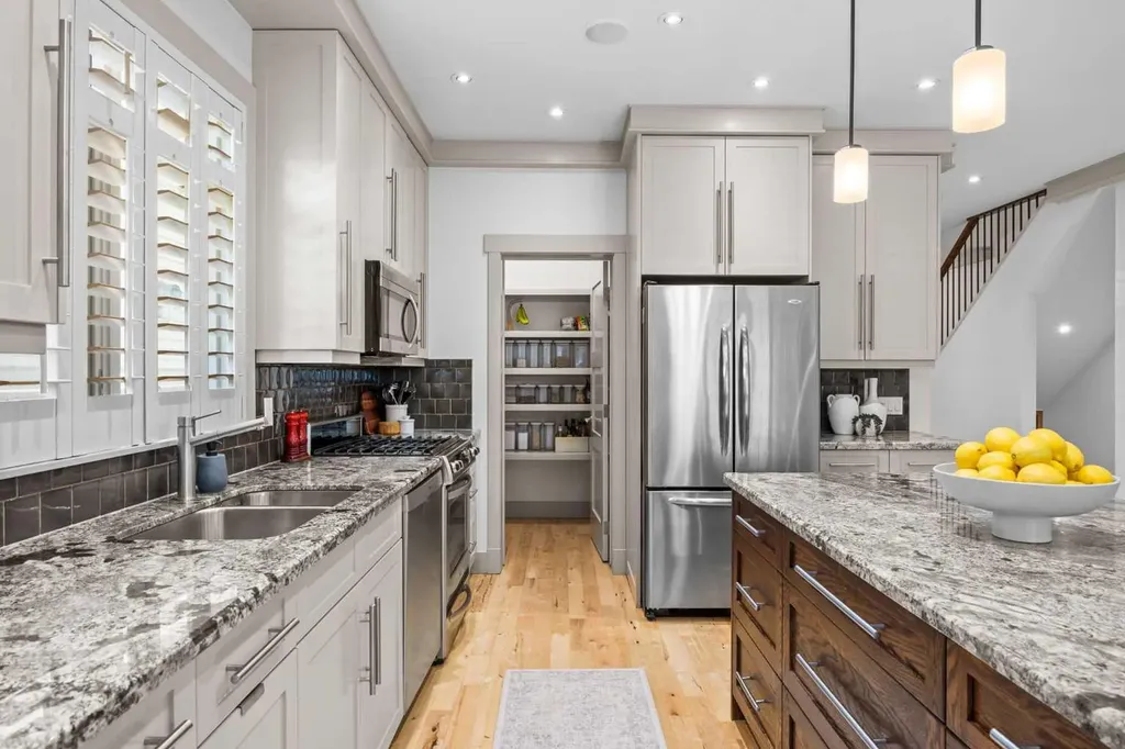 211 32 Avenue NW Calgary AB T2M 2P8