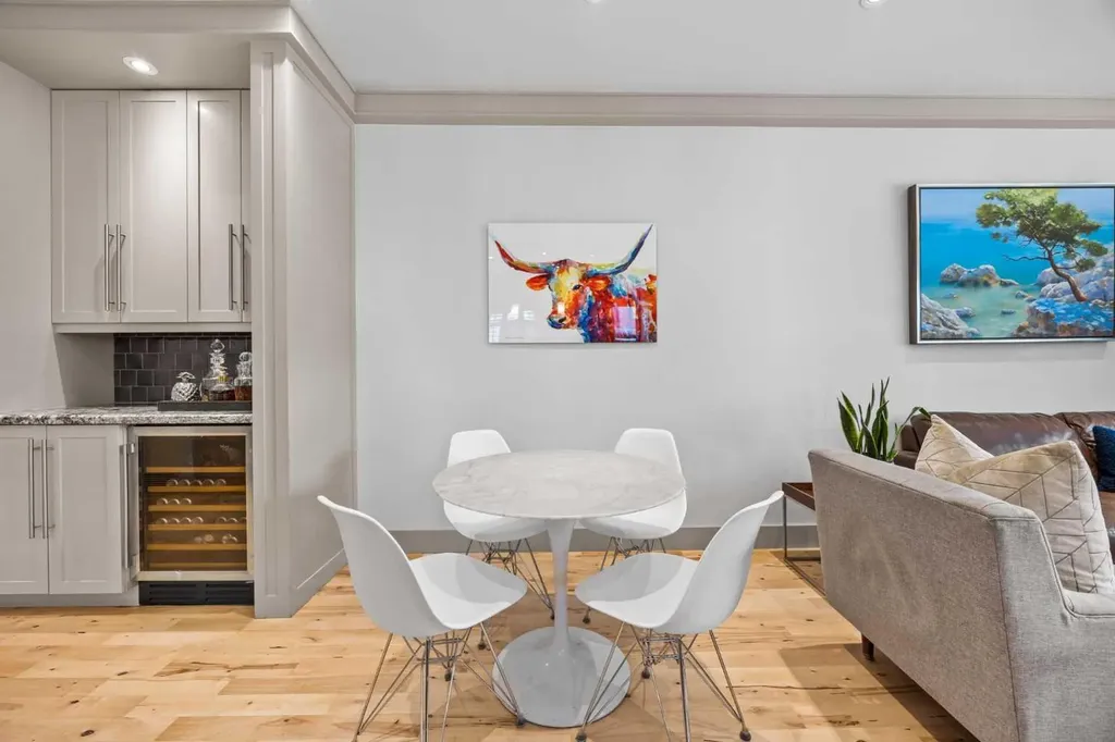 211 32 Avenue NW Calgary AB T2M 2P8