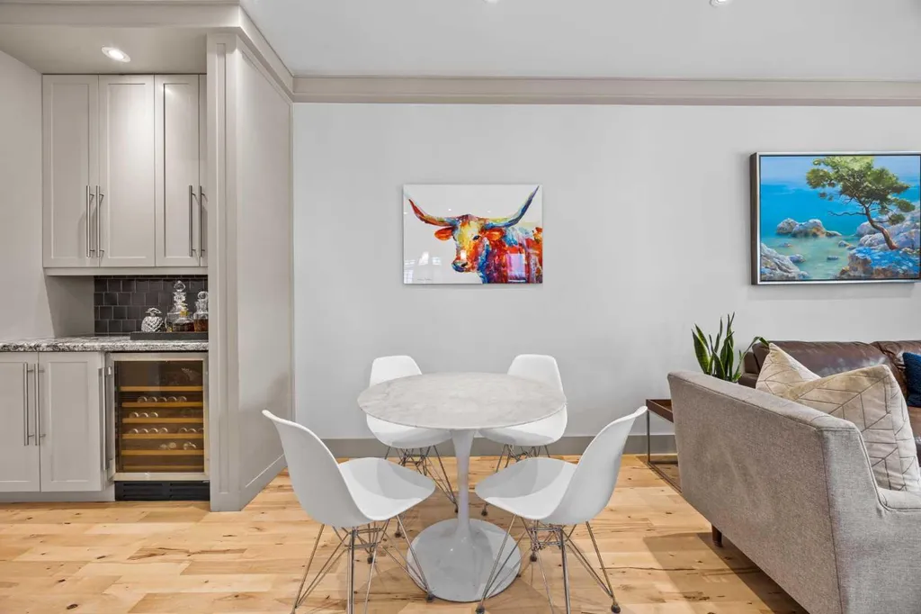 211 32 Avenue NW Calgary AB T2M 2P8