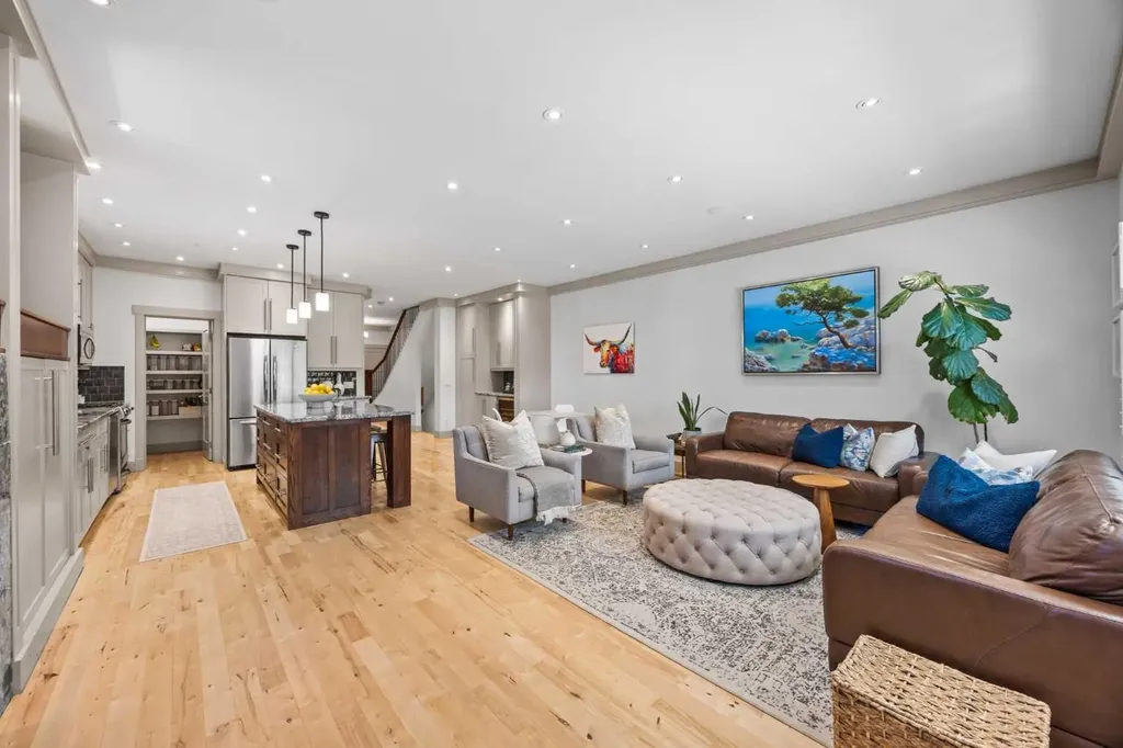 211 32 Avenue NW Calgary AB T2M 2P8