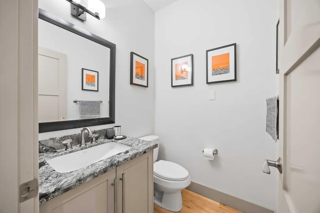 211 32 Avenue NW Calgary AB T2M 2P8