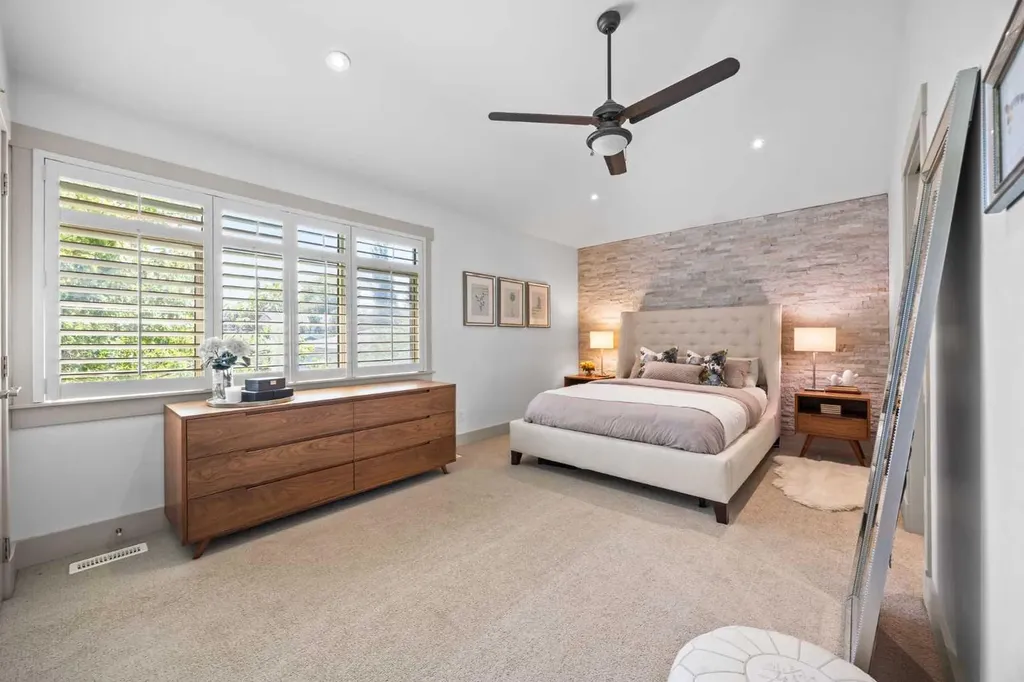 211 32 Avenue NW Calgary AB T2M 2P8