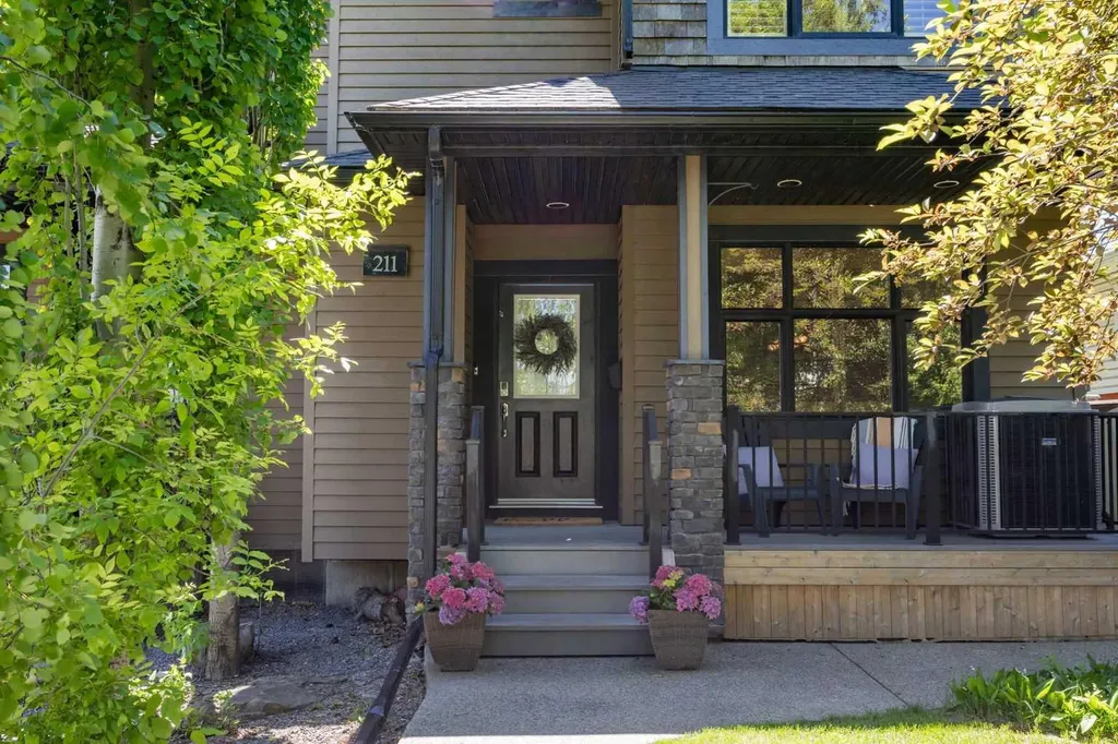 211 32 Avenue NW Calgary AB T2M 2P8