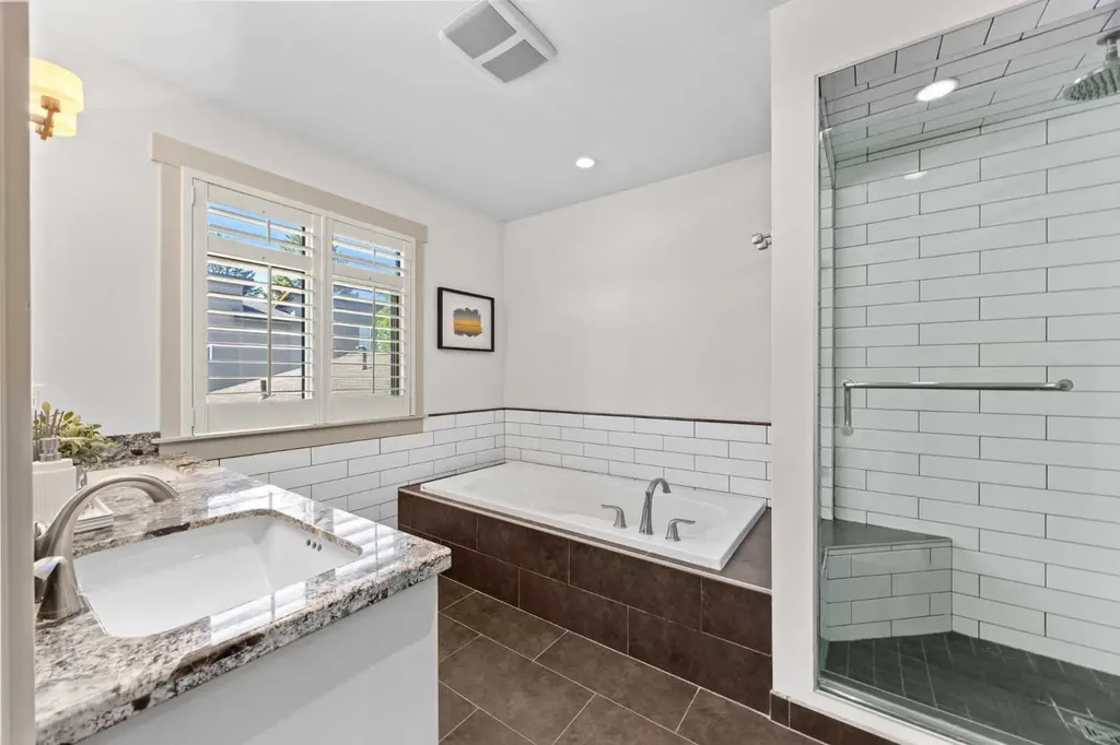211 32 Avenue NW Calgary AB T2M 2P8
