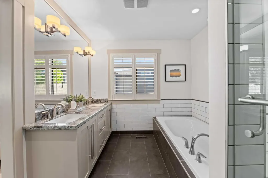 211 32 Avenue NW Calgary AB T2M 2P8