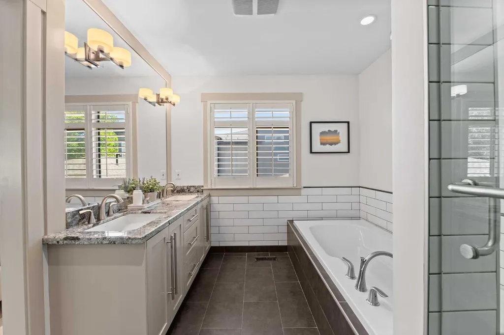 211 32 Avenue NW Calgary AB T2M 2P8