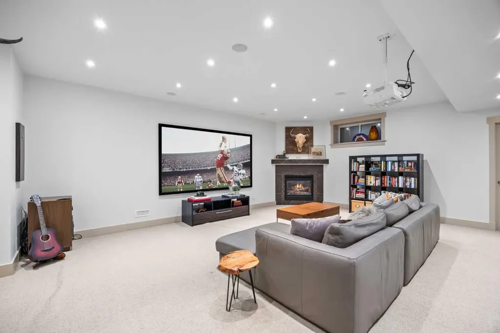 211 32 Avenue NW Calgary AB T2M 2P8
