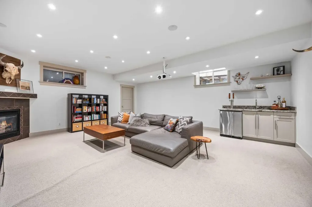 211 32 Avenue NW Calgary AB T2M 2P8