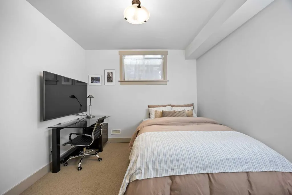 211 32 Avenue NW Calgary AB T2M 2P8