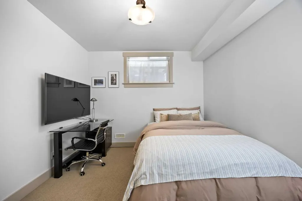 211 32 Avenue NW Calgary AB T2M 2P8