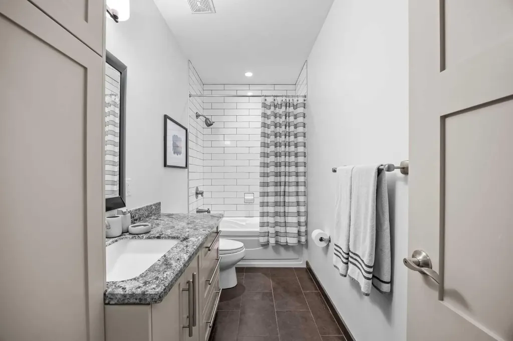 211 32 Avenue NW Calgary AB T2M 2P8