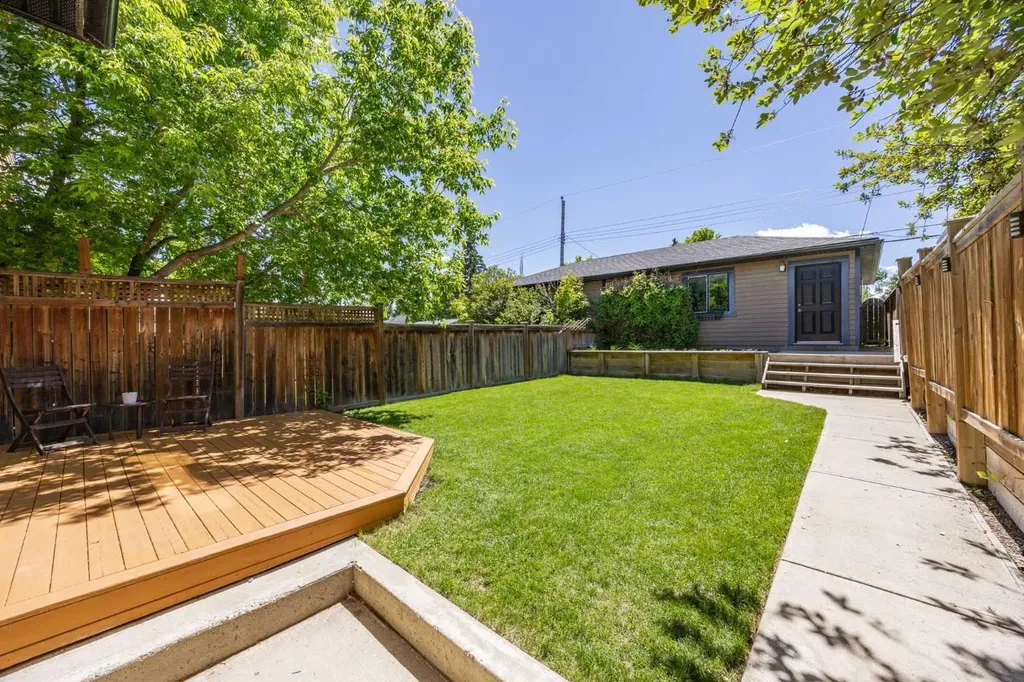 211 32 Avenue NW Calgary AB T2M 2P8