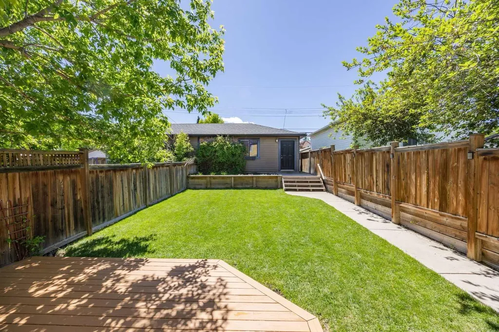 211 32 Avenue NW Calgary AB T2M 2P8