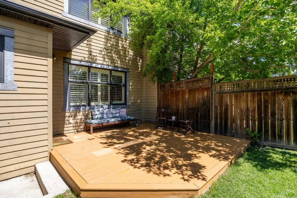 211 32 Avenue NW Calgary AB T2M 2P8