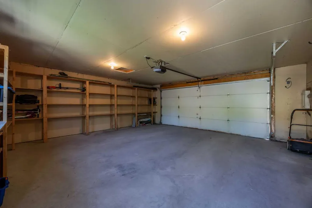 211 32 Avenue NW Calgary AB T2M 2P8