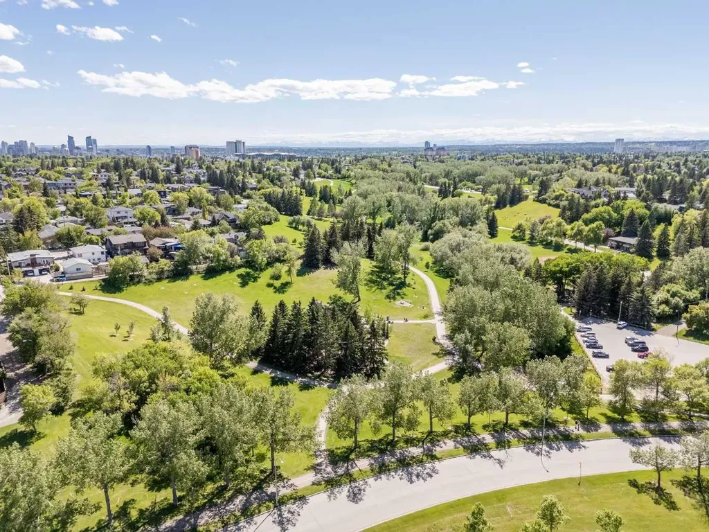 211 32 Avenue NW Calgary AB T2M 2P8