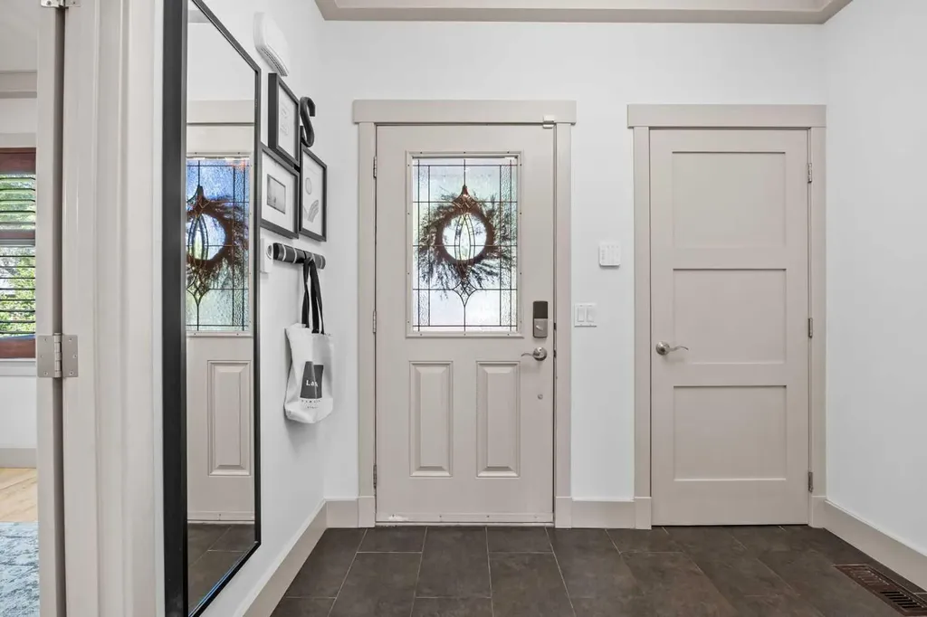 211 32 Avenue NW Calgary AB T2M 2P8
