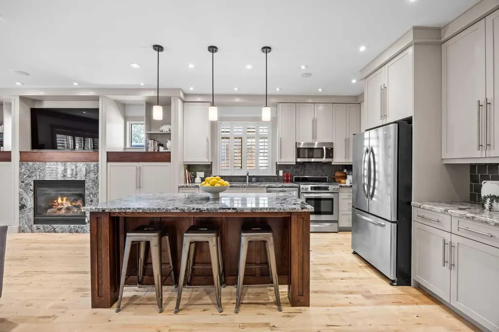 211 32 Avenue NW Calgary AB T2M 2P8