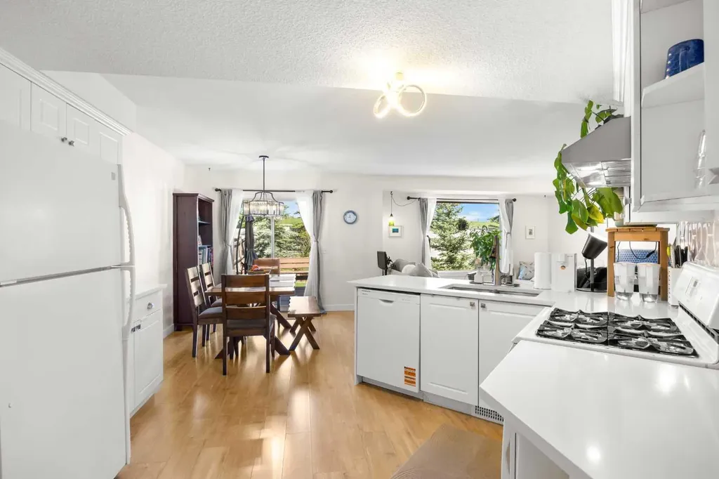 141 Citadel Bluff Close NW Calgary AB T3G 5E3