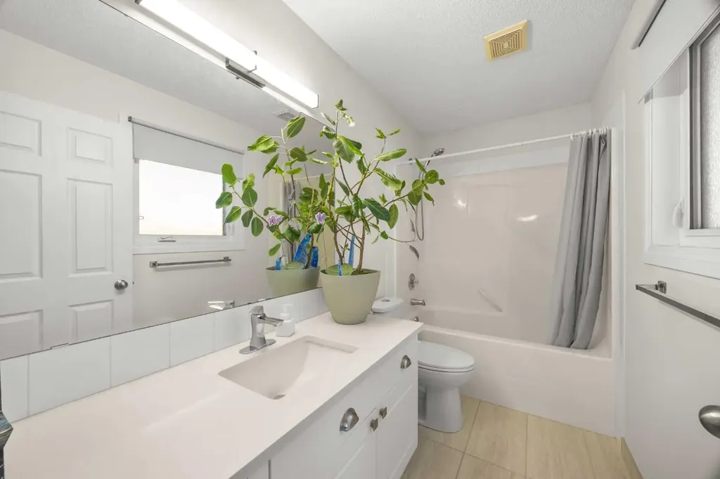 141 Citadel Bluff Close NW Calgary AB T3G 5E3